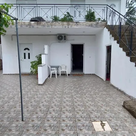 Garden And Big Parking Holiday home